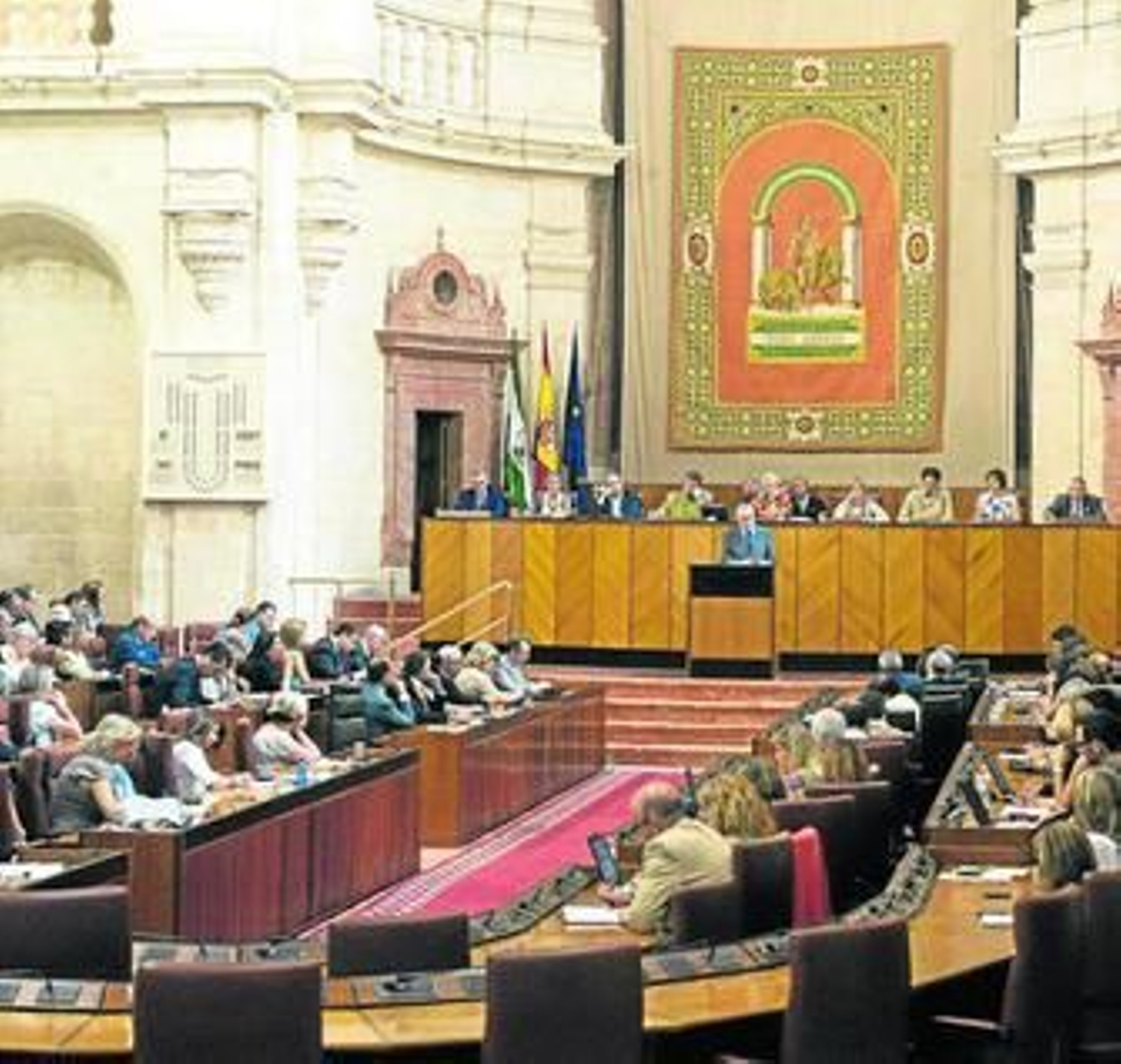 Griñán se dirige a la Cámara en su intervención durante el debate.