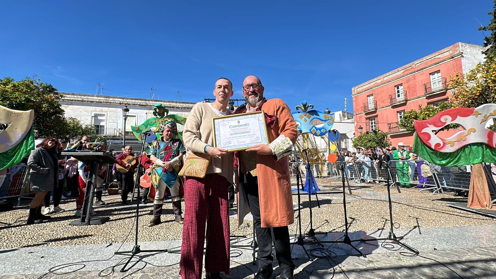 El concejal de Fiestas David Calleja entregó un diploma de agradecimiento a José Ramón de Castro.