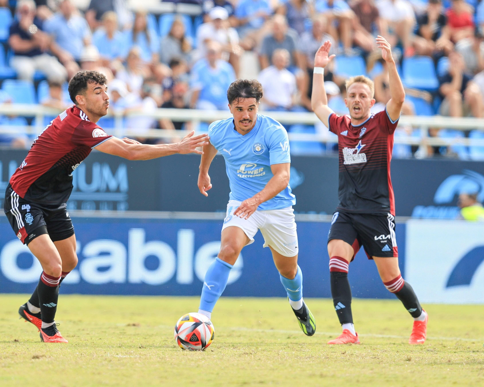 Rubén Serrano trata de evitar la salida de balón de un rival.