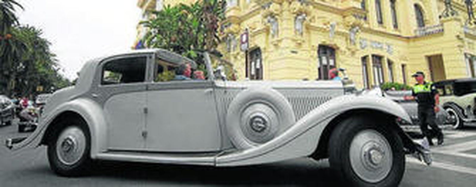 con ellos. Debajo de estas líneas, el alcalde en un descapotable.