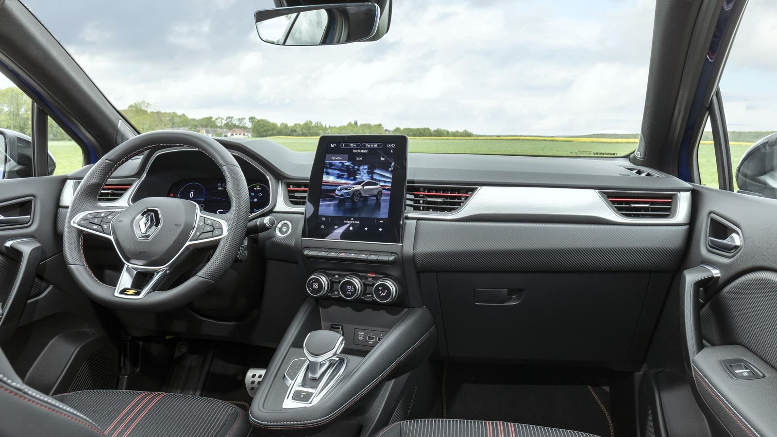 Nada delata al HEV respecto al PHEV cuando miramos carrocería o interior, en este caso del Captur con acabado RS Line.