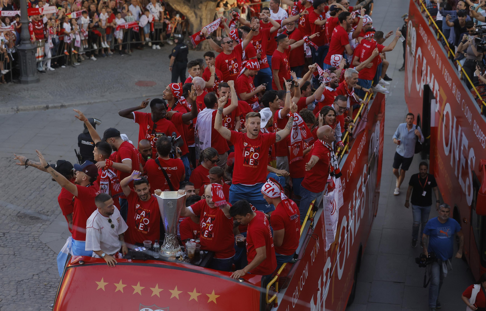 Las imágenes del Sevilla fc por las calles de Sevilla como campeón de la Europa League