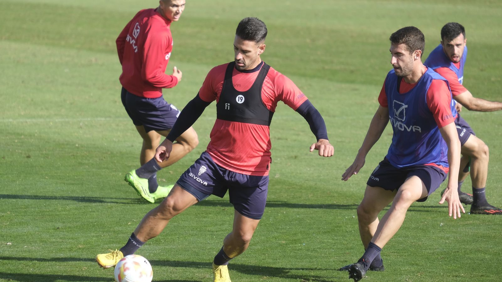 José Cruz presiona a Kike Márquez durante el entrenamiento de este sábado.