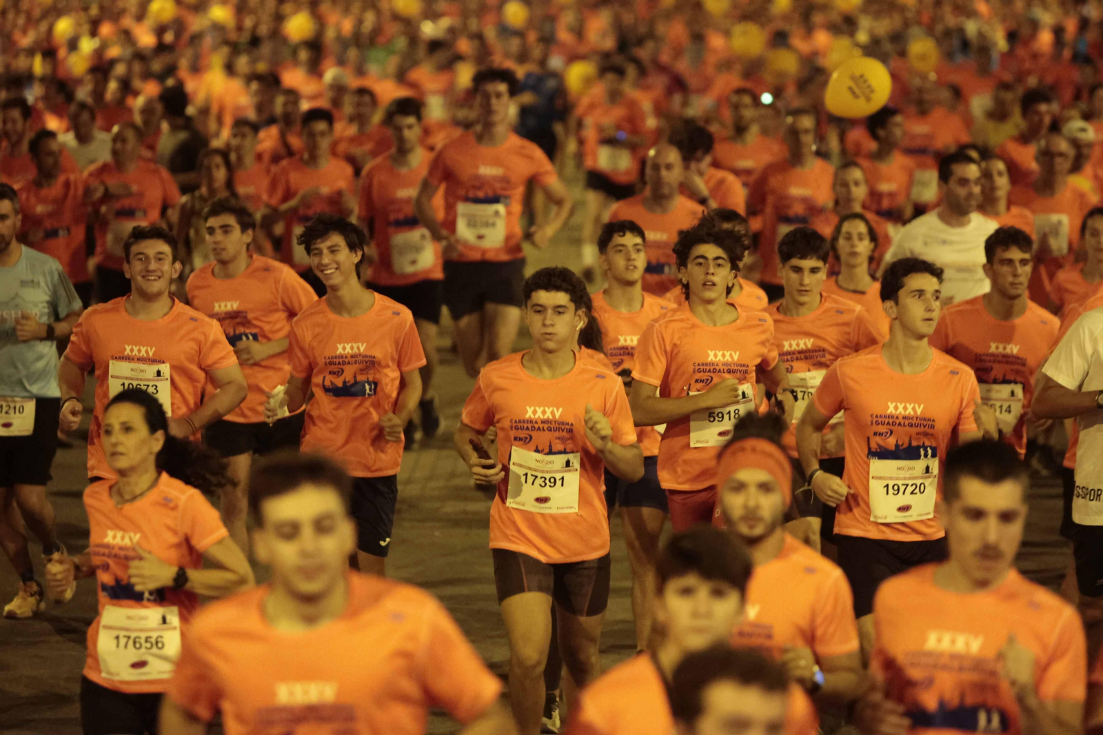 Búscate en las fotos de la Carrera Nocturna