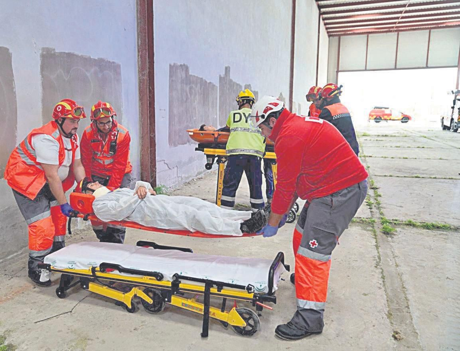 Personal de emergencias realizan labores durante el simulacro.