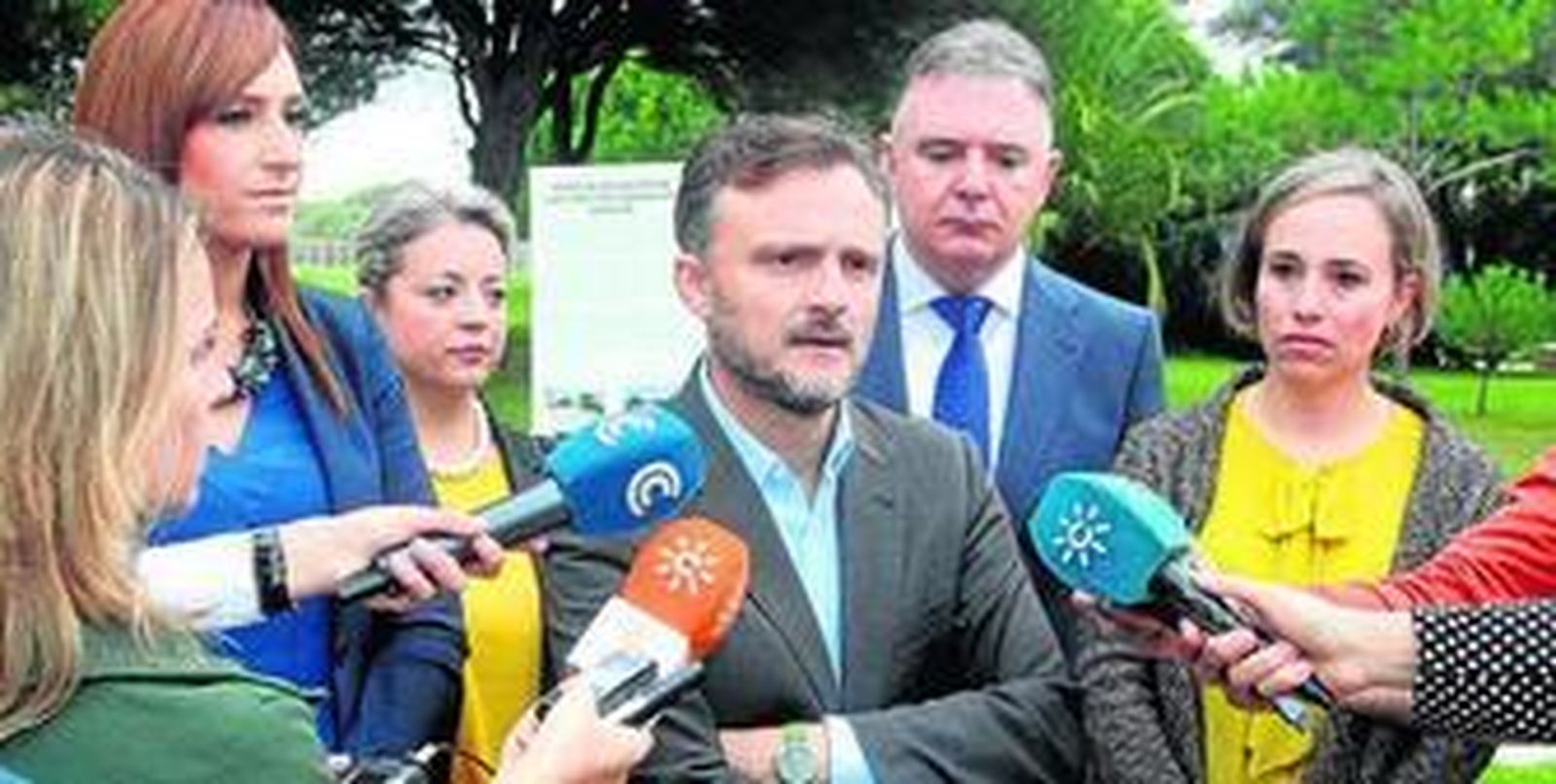 El consejero de Medio Ambiente, José Fiscal, atiende a los periodistas.