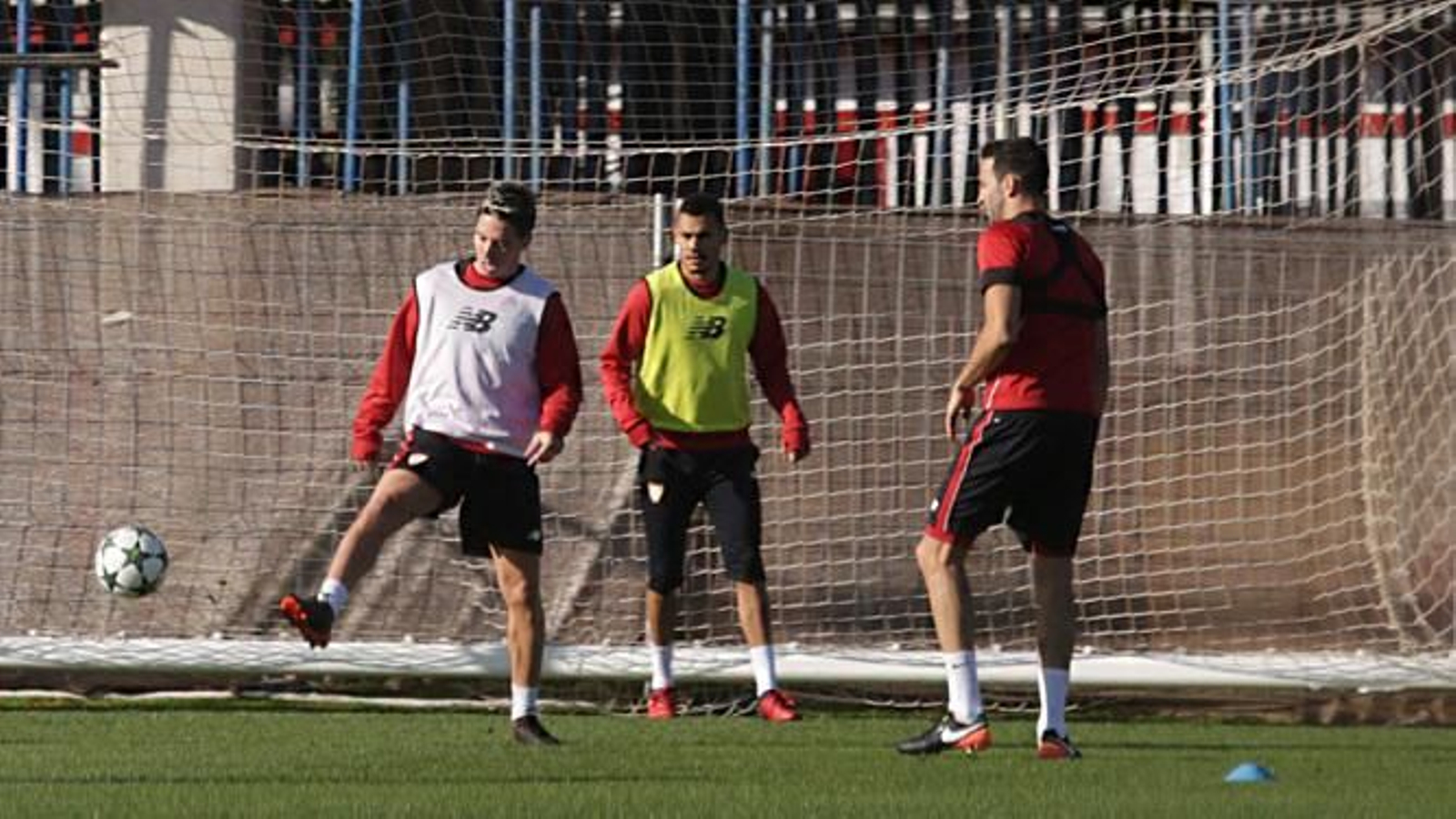 Nasri junto a Kolo y Rami en la ciudad deportiva.