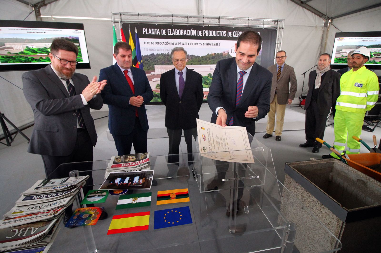 Imágenes de la colocación de la primera piedra de la planta de ElPozo en Jabugo.