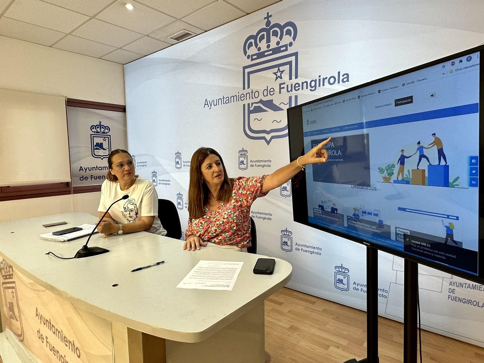 La concejala de Hacienda, Ana Rosa Bravo (I.), y la edil de Innovación, Isabel González.