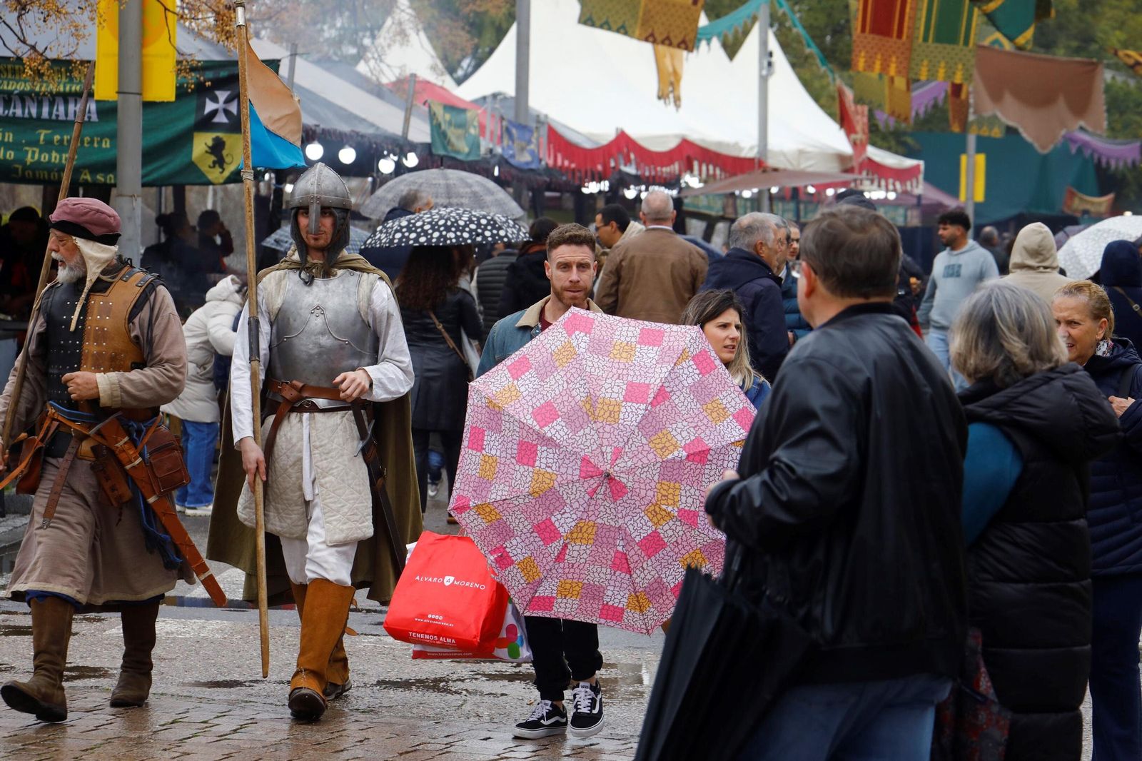 Numerosas personas en el mercado temático