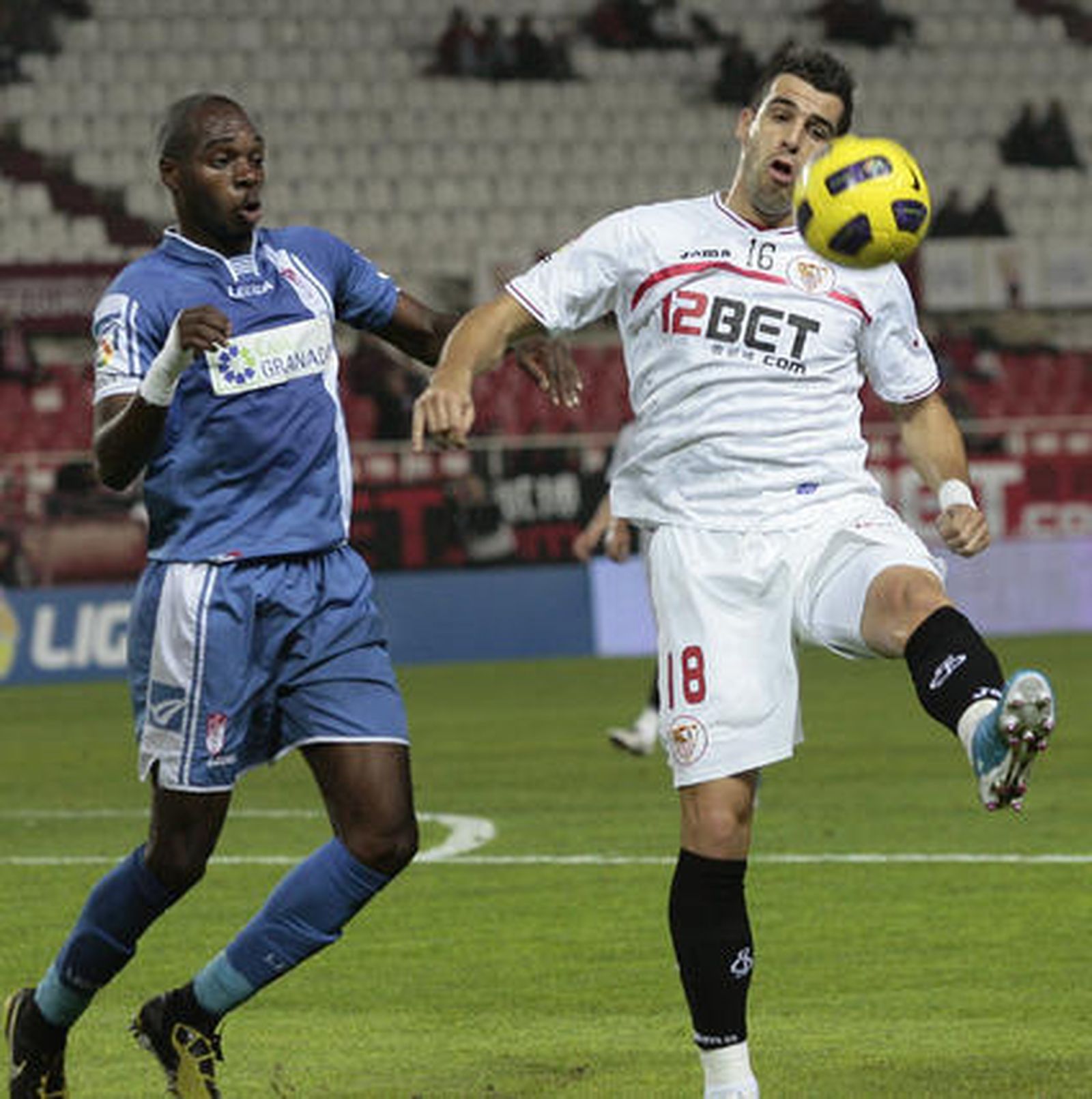 El Sevilla empata (1-1) frente a un digno Granada, que se llevó el III Trofeo Antonio Puerta en los penaltis ante un escaso público.

Foto: Juan Carlos Muñoz