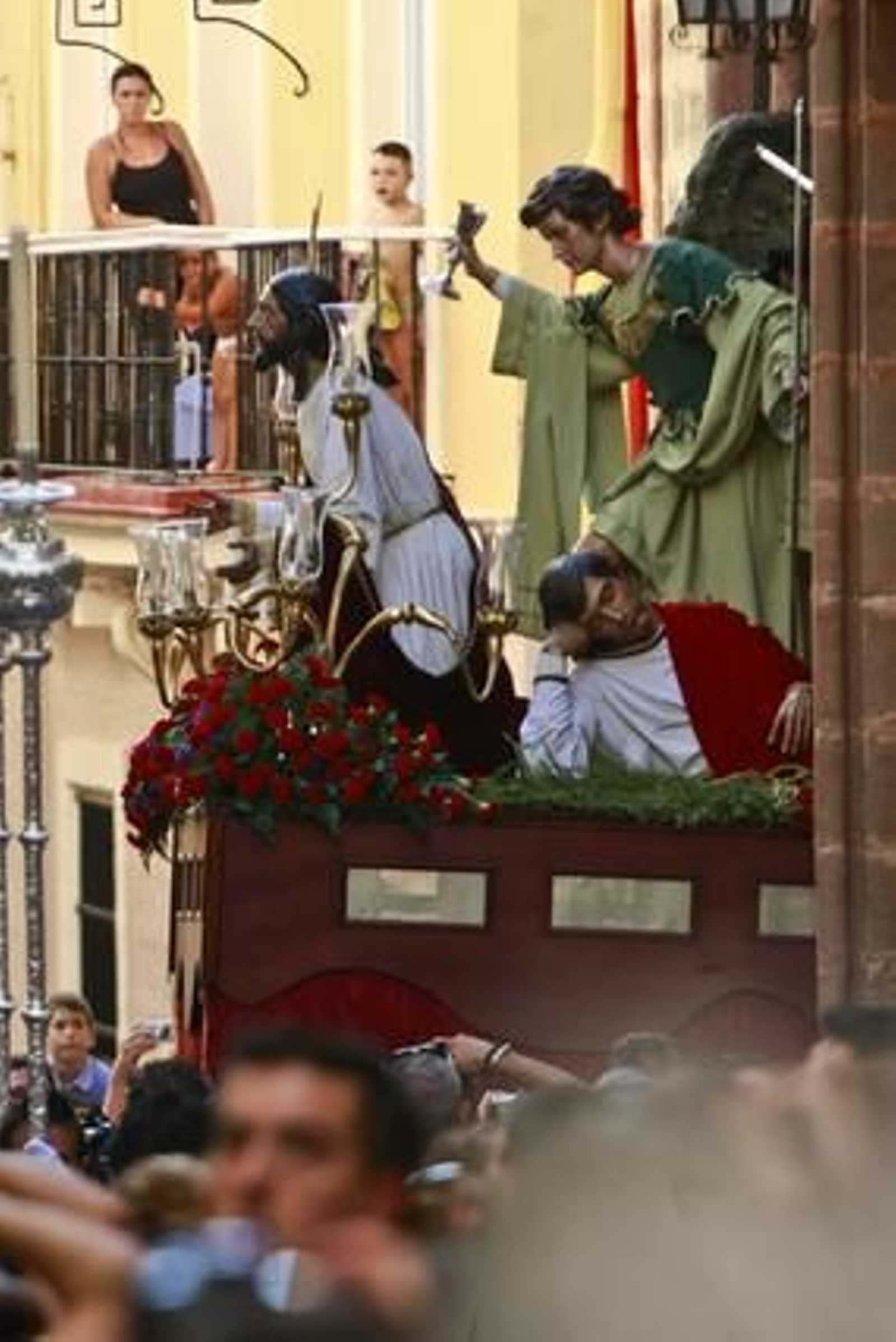Miles de personas abarrotan las calles de la capital para disfrutar de la  magna de pasos con motivo de la JMJ. Participaron 15 cofradías de la diócesis./Fotos:Julio González

Foto: Julio Gonzalez