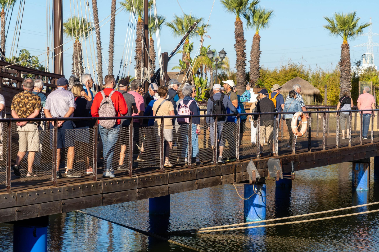 La jornada de puertas abiertas en el Muelle de las Carabelas en imágenes