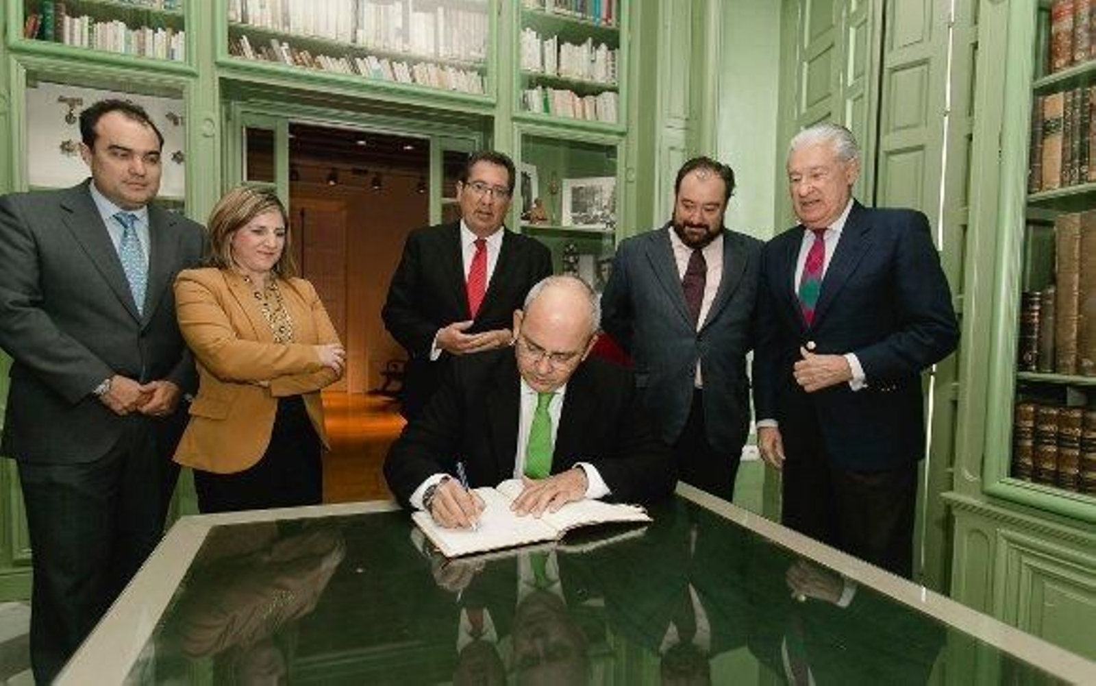 El presidente de los empresarios de Cádiz, Javier Sánchez Rojas, firma el libro de honor del Casino de Cádiz ante David Fernández, Irene García, Antonio Pulido, Tomas Valiente y Miguel Nuche

Foto: Lourdes de Vicente