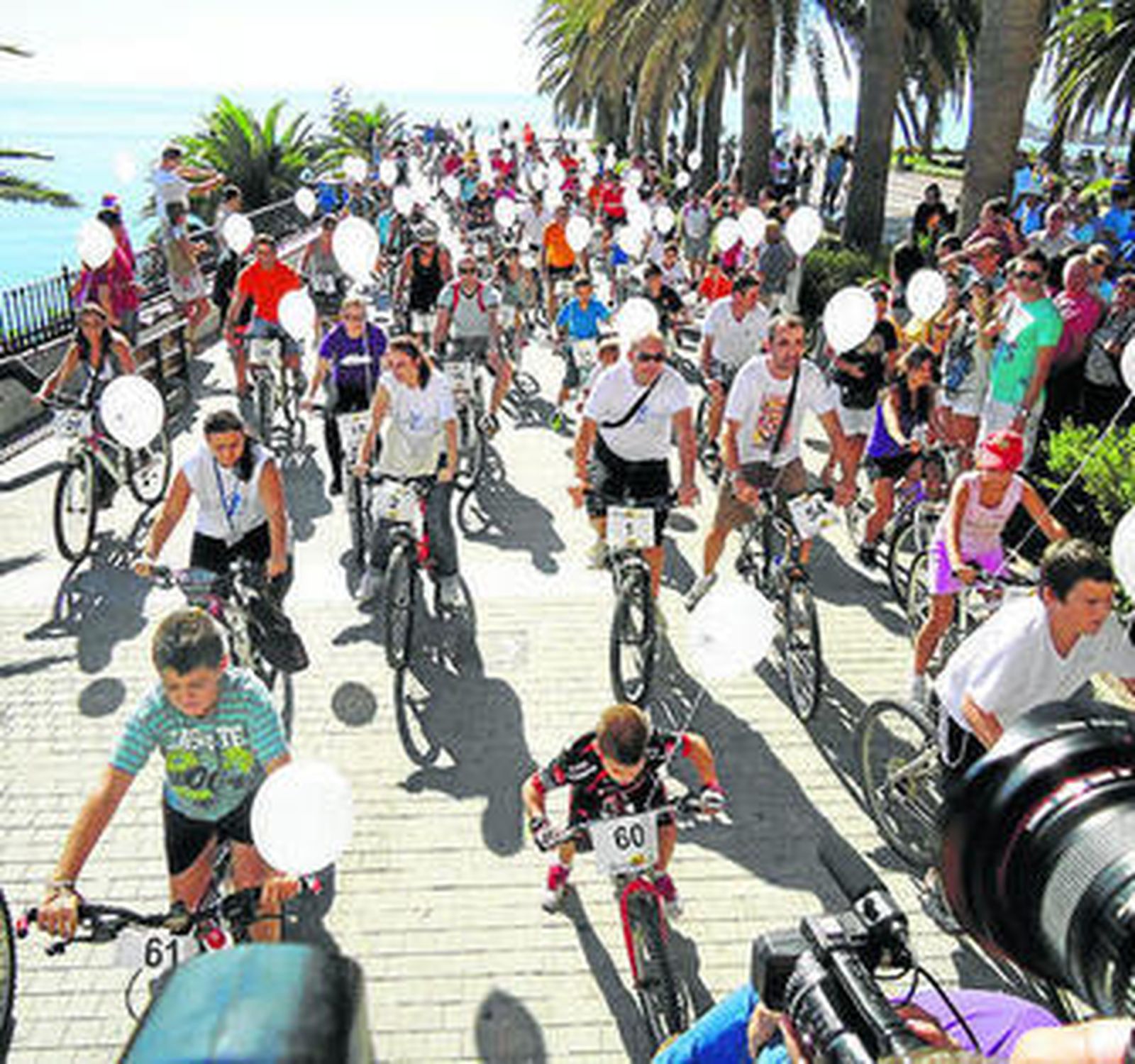 Participantes en una carrera homenaje a 'Verano Azul' en Nerja en 2011.