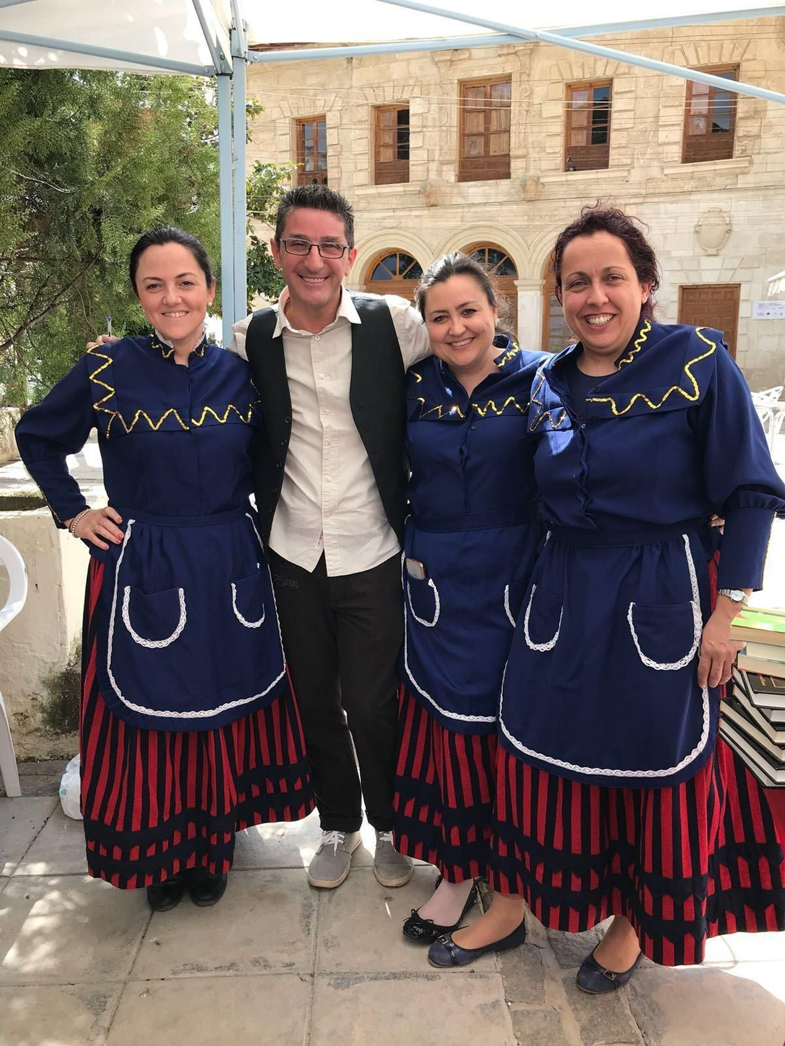 El traje volverá a ponerse de moda y sus habitantes lo lucirán en diversas fiestas.