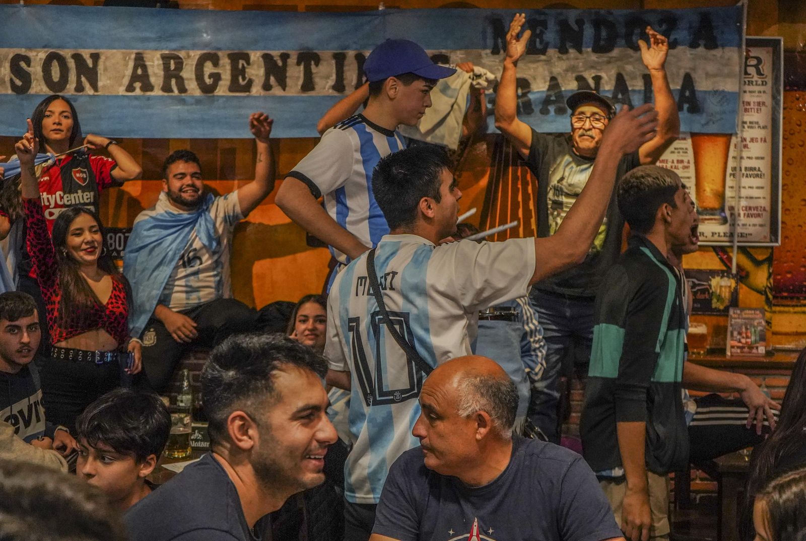 Así celebra Granada que la Argentina de Messi es campeón del mundo de fútbol