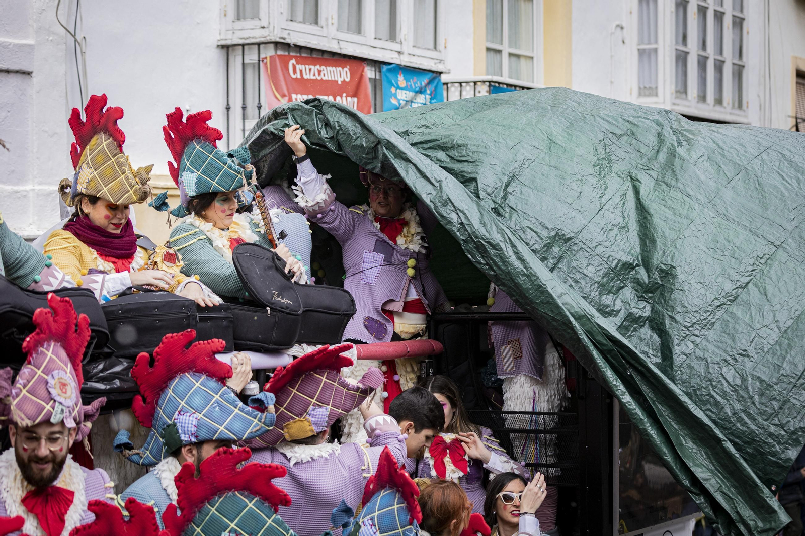 Las imágenes del segundo sábado de Carnaval de Cádiz 2025: Carrusel de coros bajo la lluvia