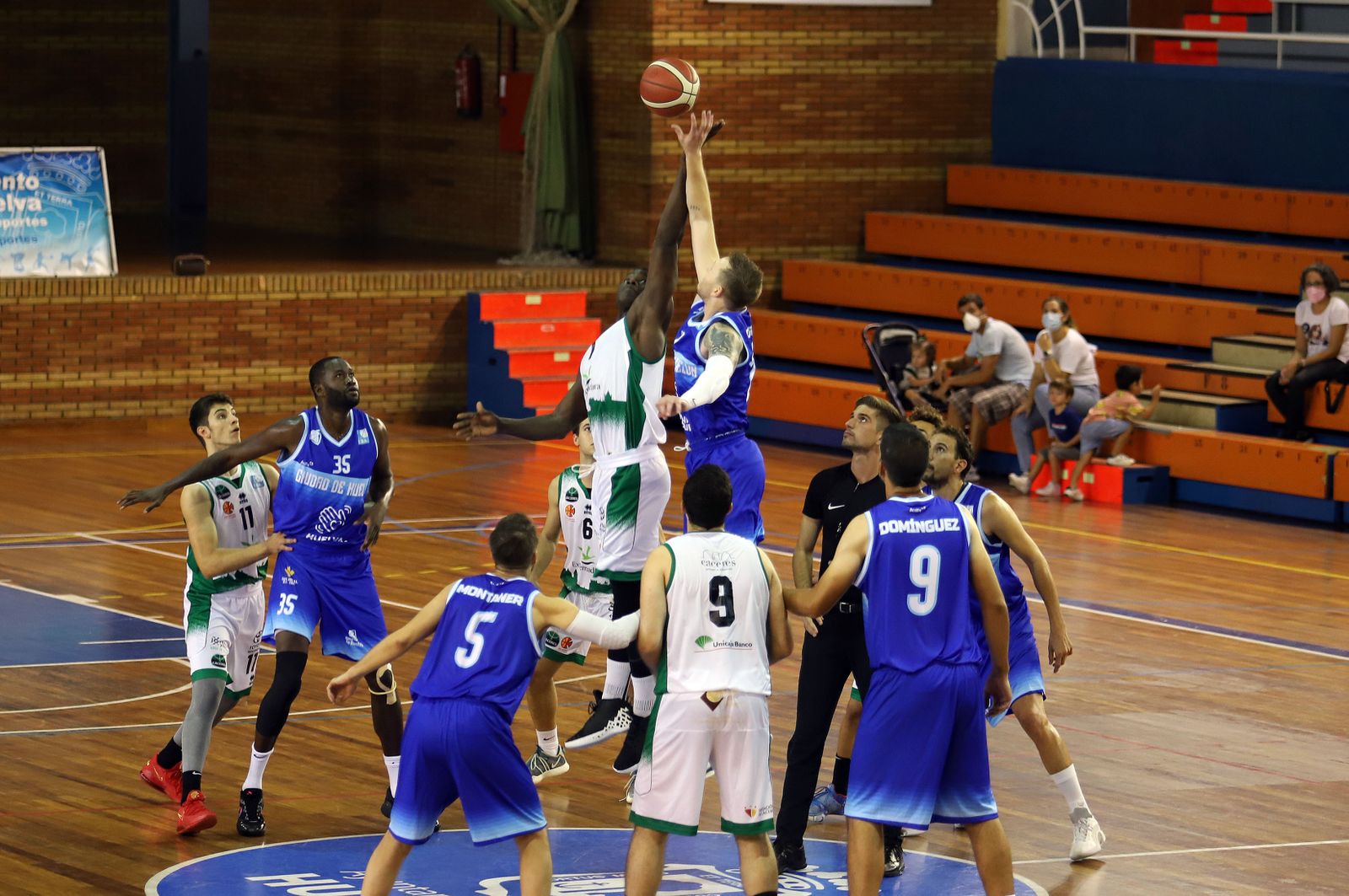 El CB Huelva (en la imagen en un partido en casa) perdió su condición de invicto.