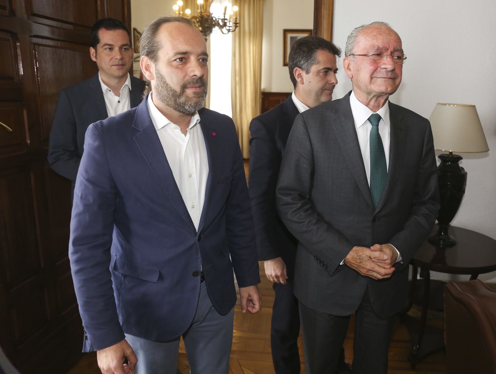 Casaá y De la Torre en el despacho de Alcaldía del Ayuntamiento de Málaga.