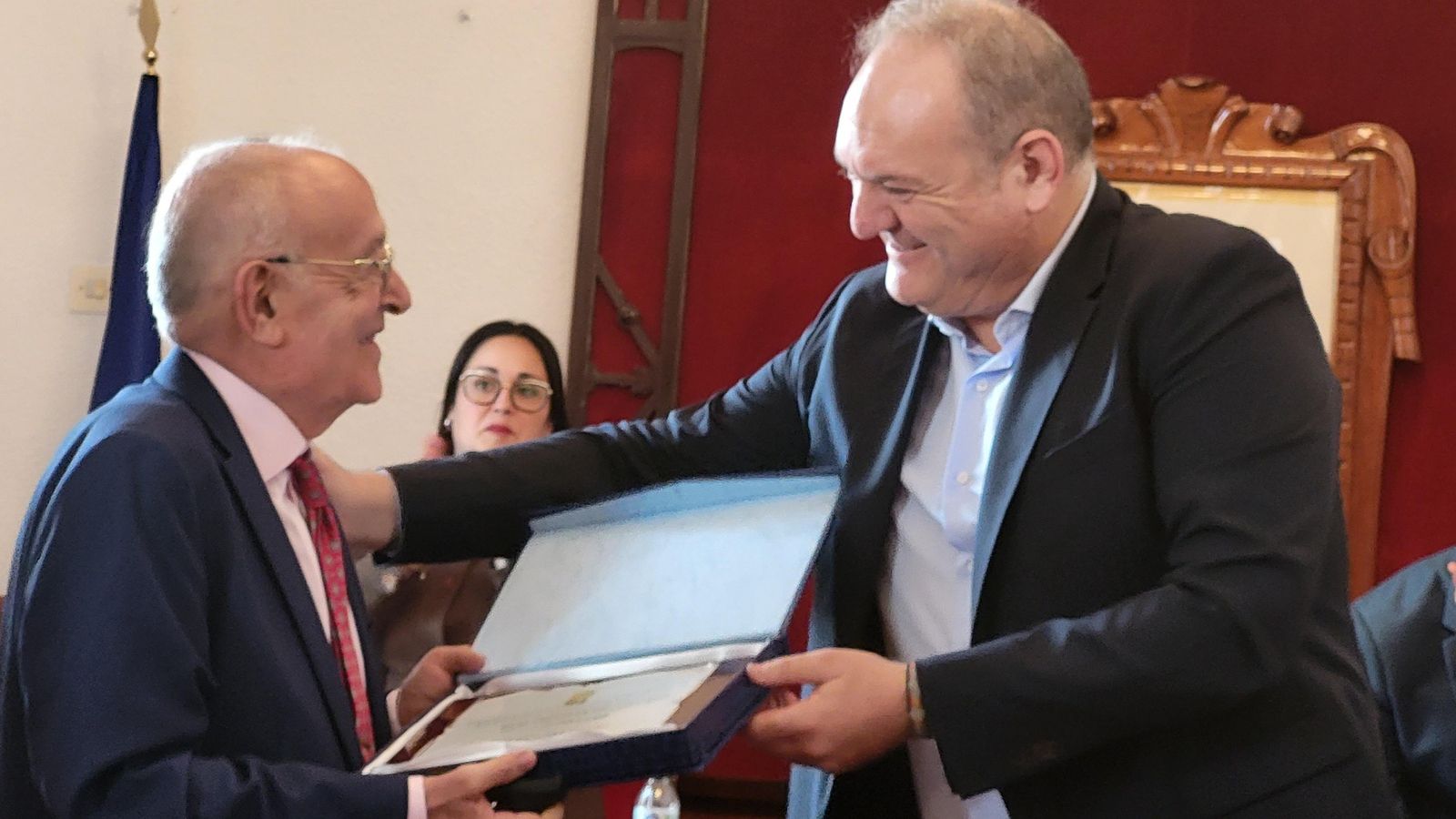 El alcalde de Cuevas distingue al cirujano.