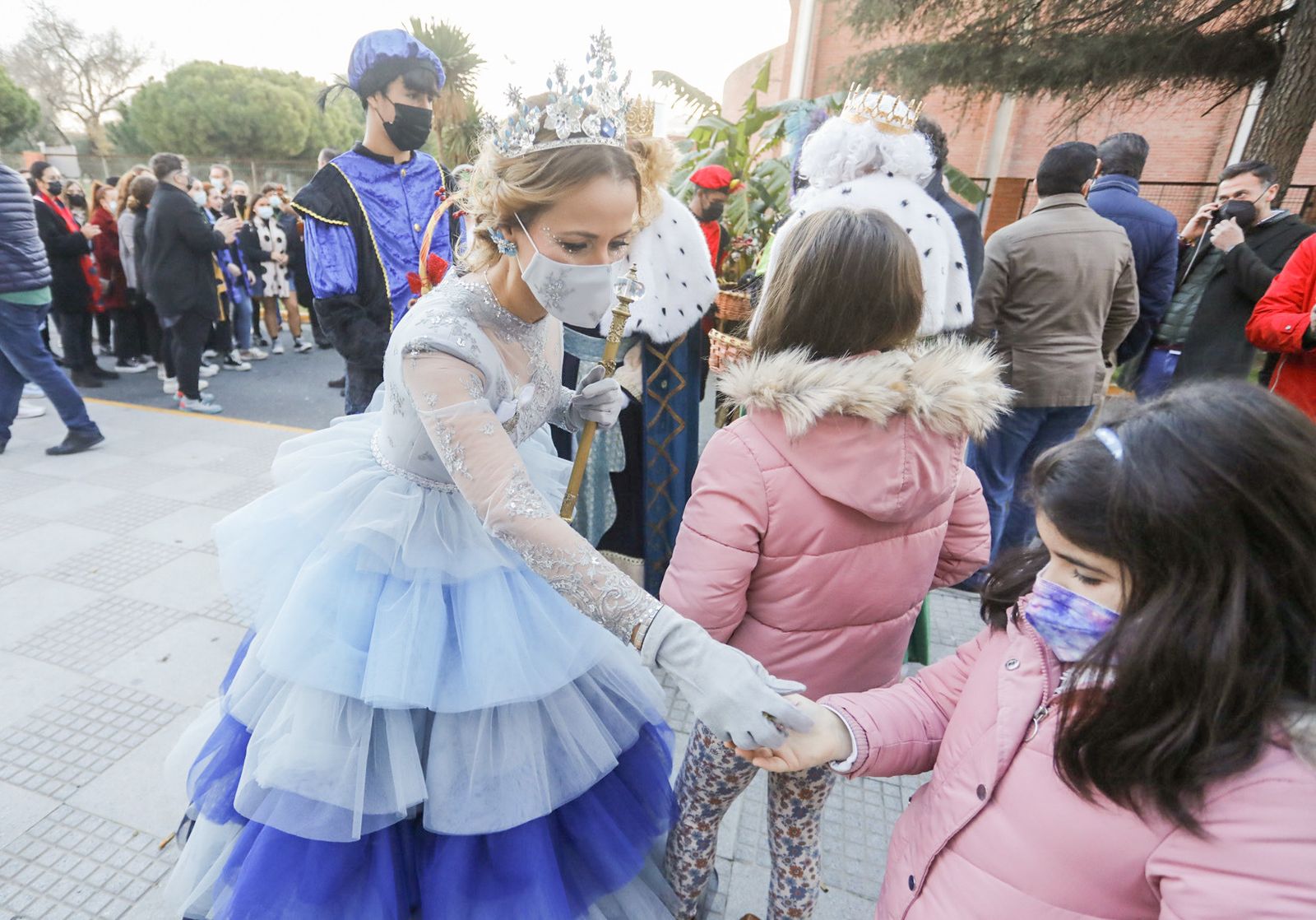 Imágenes de la visita de los Reyes Magos a los hospitales y residencias de mayores de Huelva