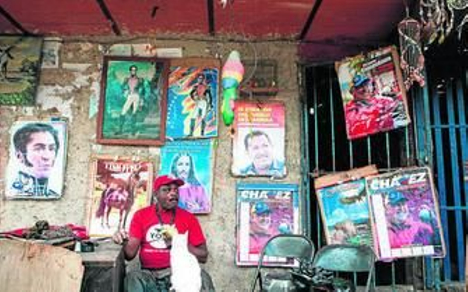 Un hombre manifiesta su apoyo a Chávez con carteles en la entrada de su casa en Caracas.