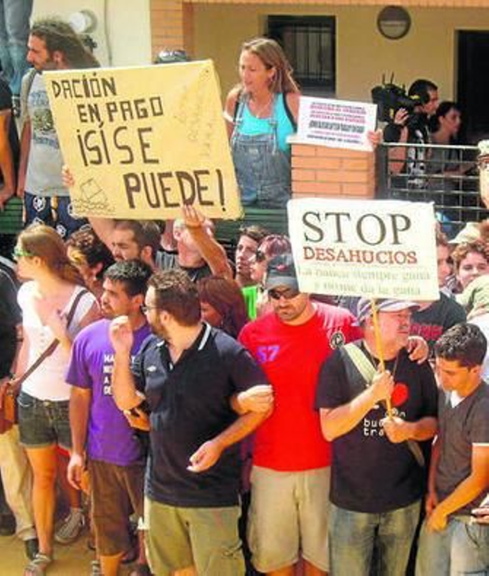 Un grupo de manifestantes intenta evitar un desahucio.