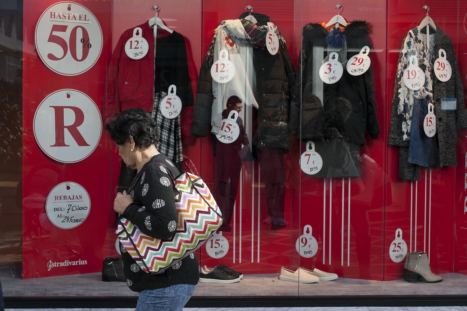 Ambiente de rebajas en el centro comercial Bahía Sur.