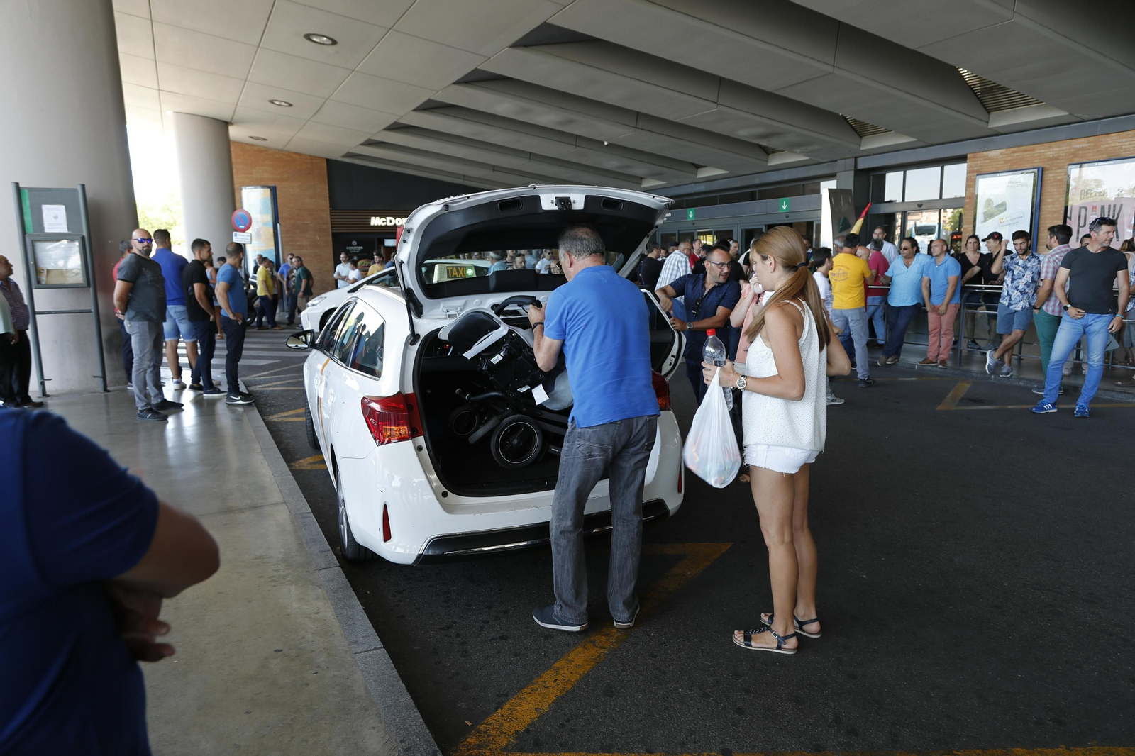 Imágenes de la asamblea de los taxistas de Sevilla en Santa Justa