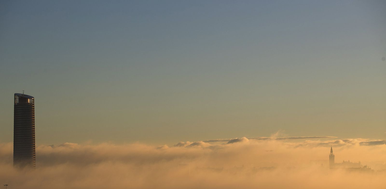 La niebla cubre Sevilla