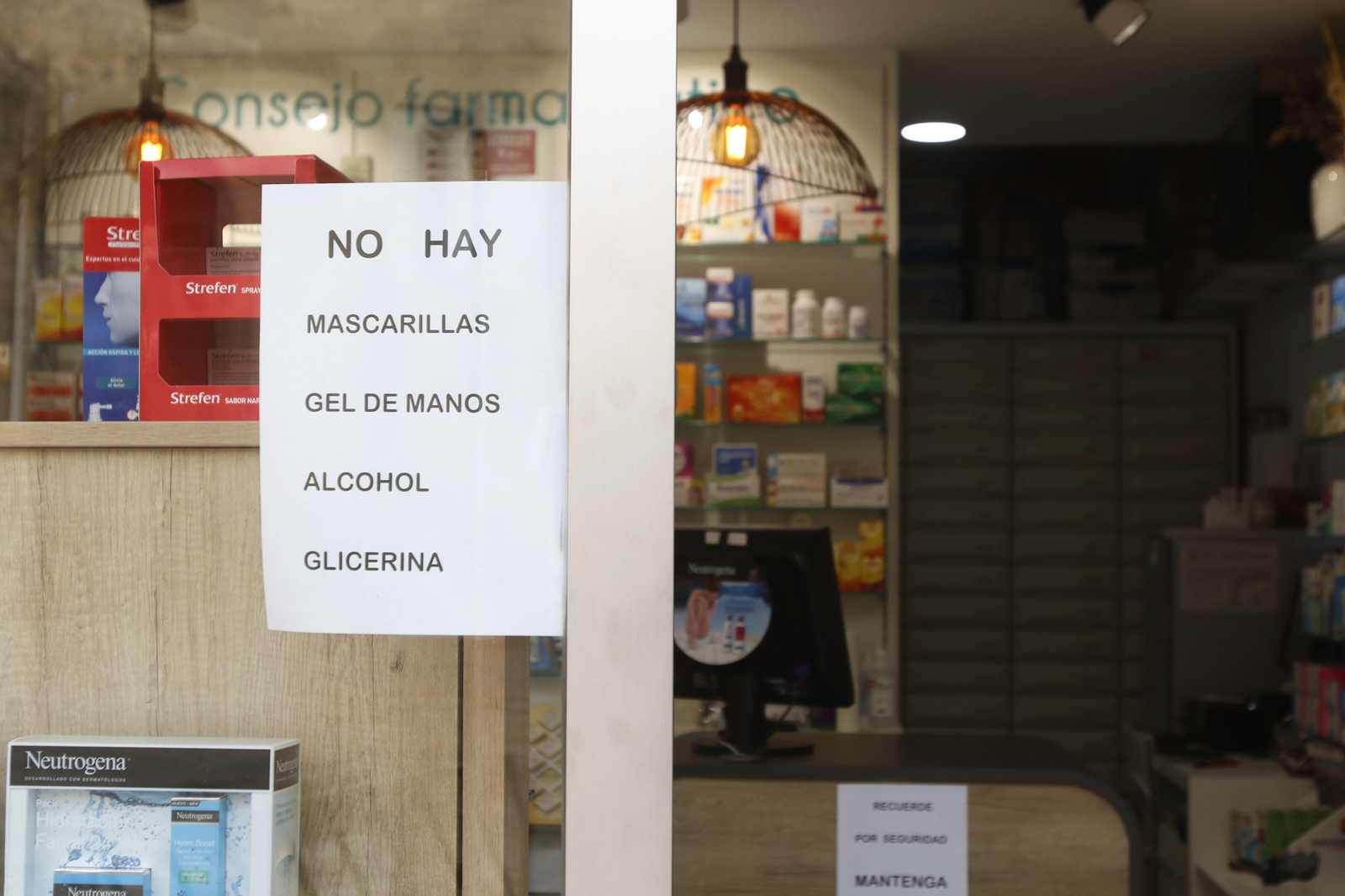 Una farmacia ya avisa antes de entrar de la carencia de los productos más buscados.