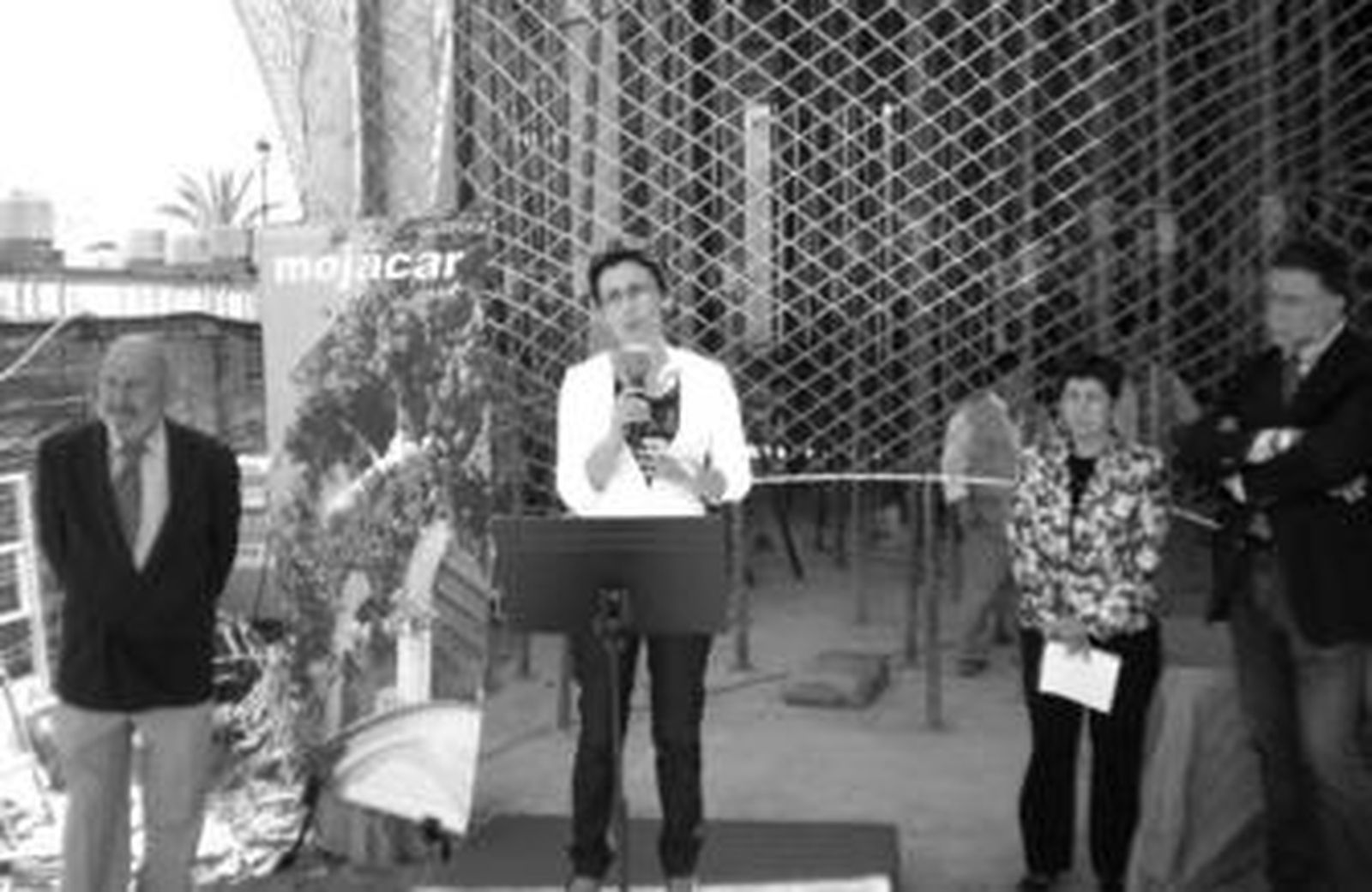 María Isabel Requena hablando acompañada de Luis García, Rosa María Cano y Angel Medina.