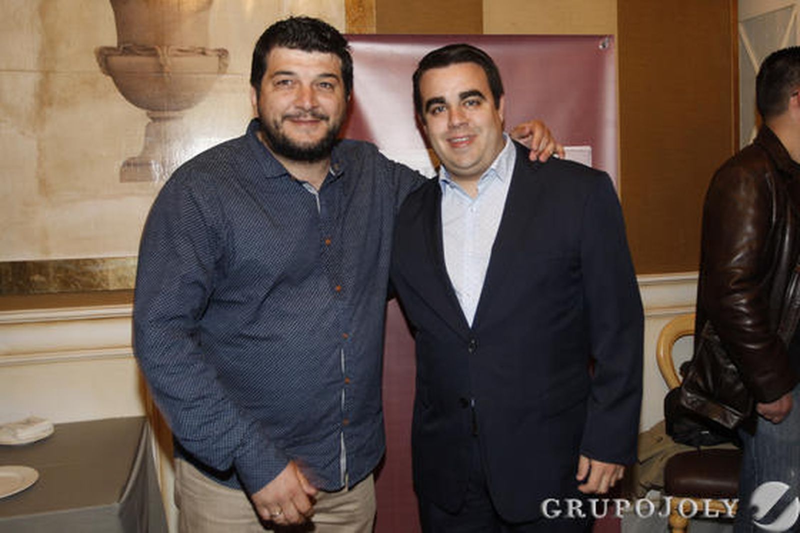 El autor de carnaval Enrique García Rosado ‘Kike Remolino’, junto a Emilio López Vázquez. 

Foto: Julio Gonzalez-Joaquin Pino-Fito Carreto