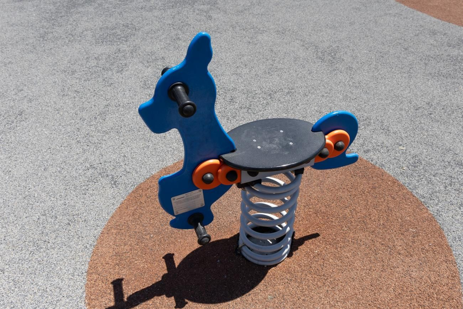 El estado de abandono del parque infantil del Jaén Plaza, en imágenes