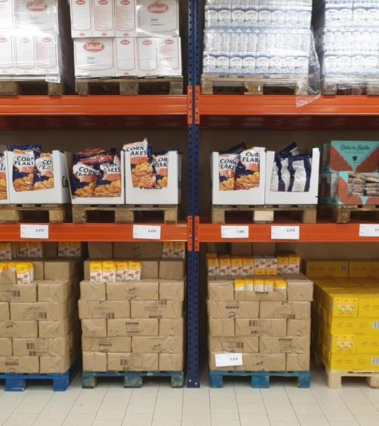 Interior de un supermercado Mere.