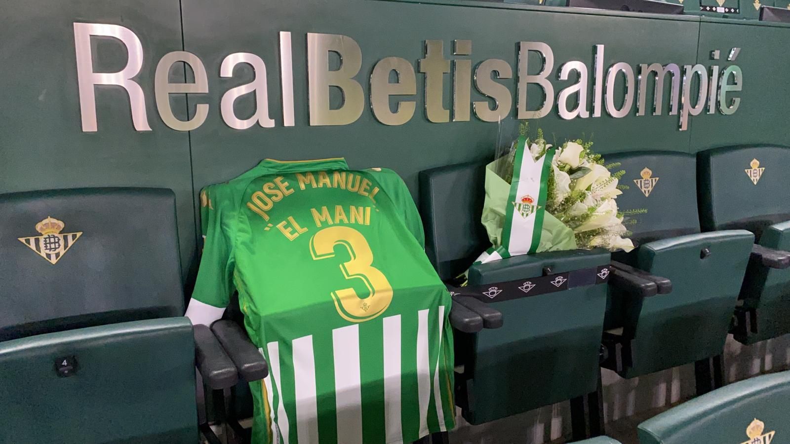 Una camiseta en su nombre y un ramo presiden el palco del Villamarín.