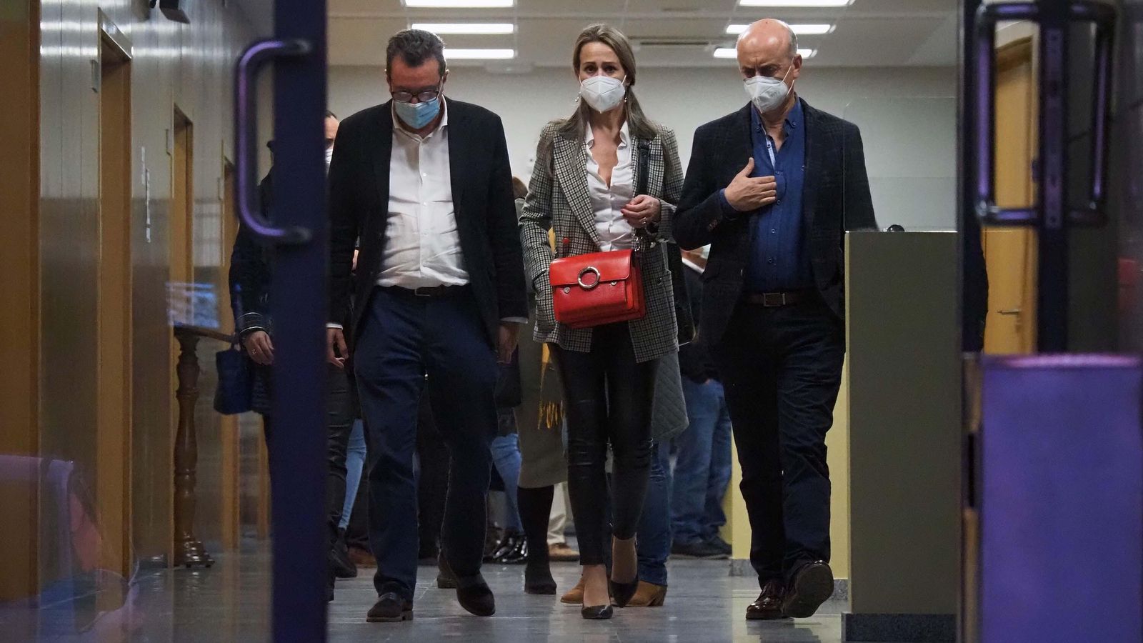 Autoridades locales y provinciales, en el tanatorio de Lepe durante la tarde-noche de ayer martes