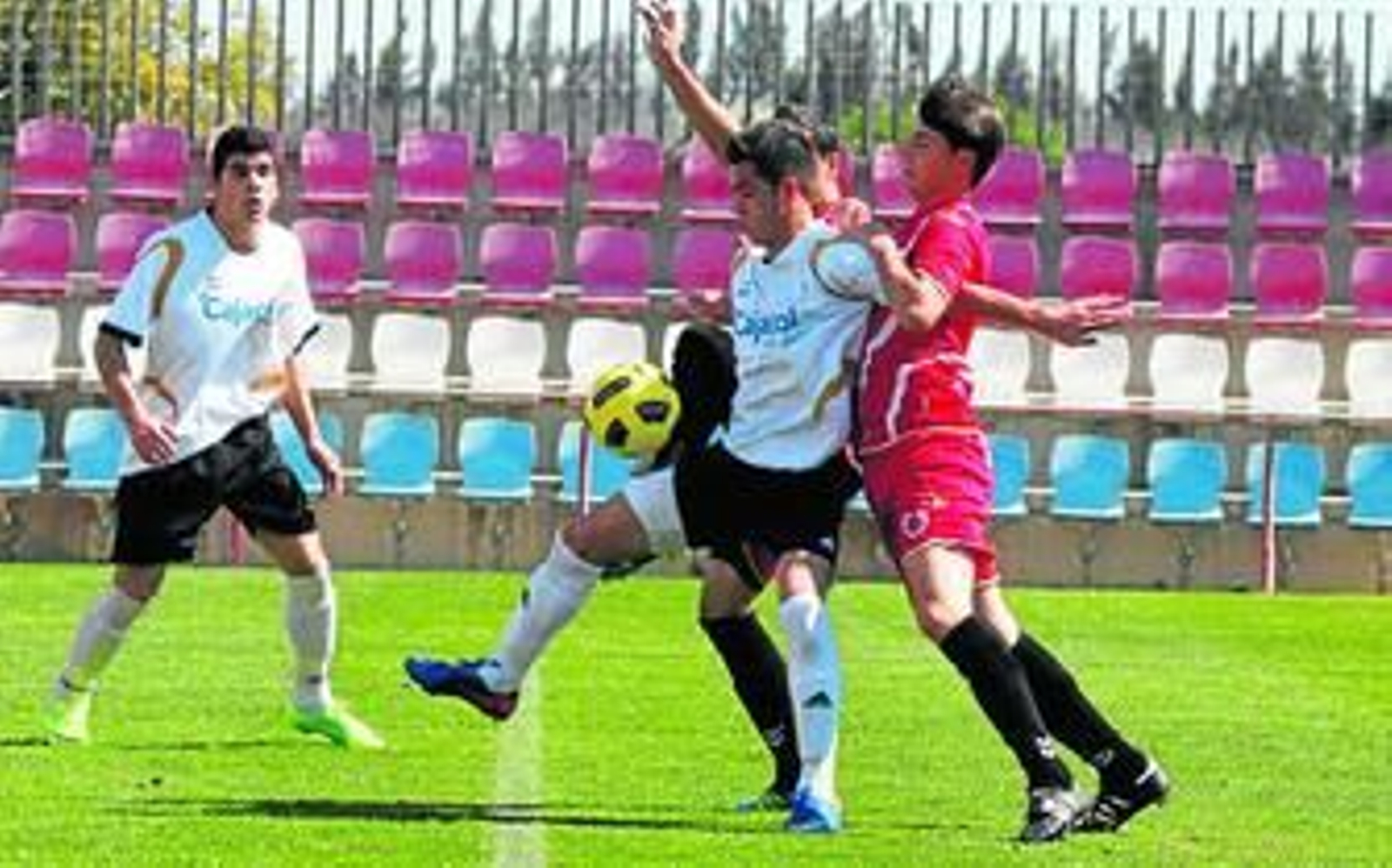 Un jugador del Rosal defiende el balón en el partido Cartaya-Rosal.