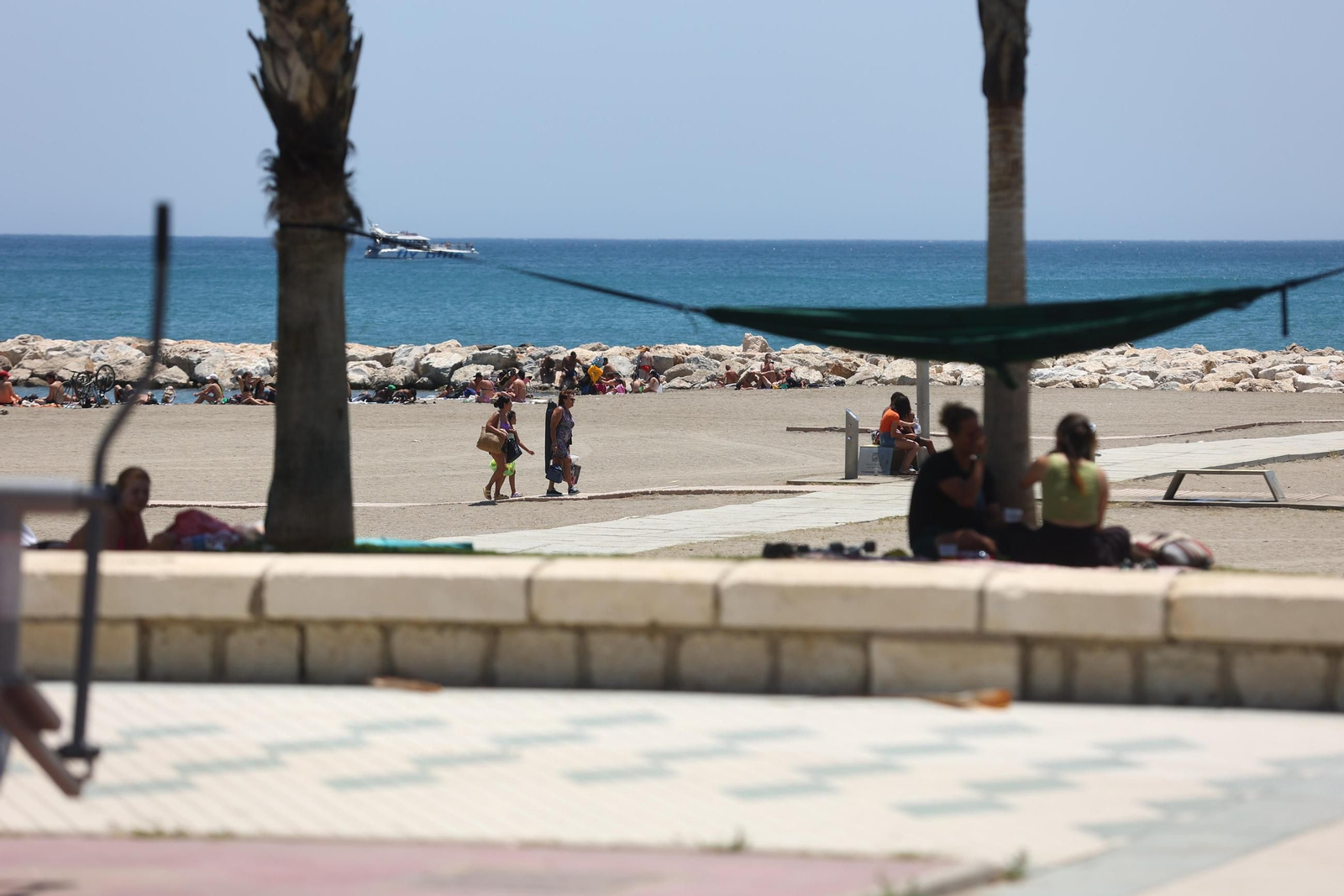 Las fotos del primer lleno de playas en julio en Málaga, con calor, viento y oleaje