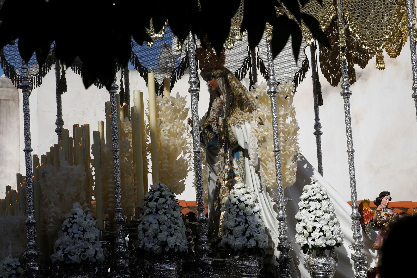 Domingo de Resurrección en Córdoba: la procesión de la hermandad del Resucitado, en imágenes