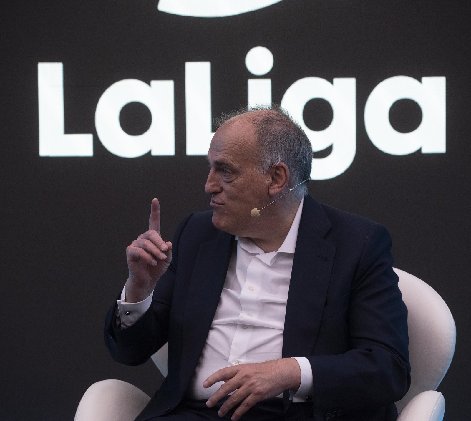 Javier Tebas hace una indicación durante una comparecencia reciente.