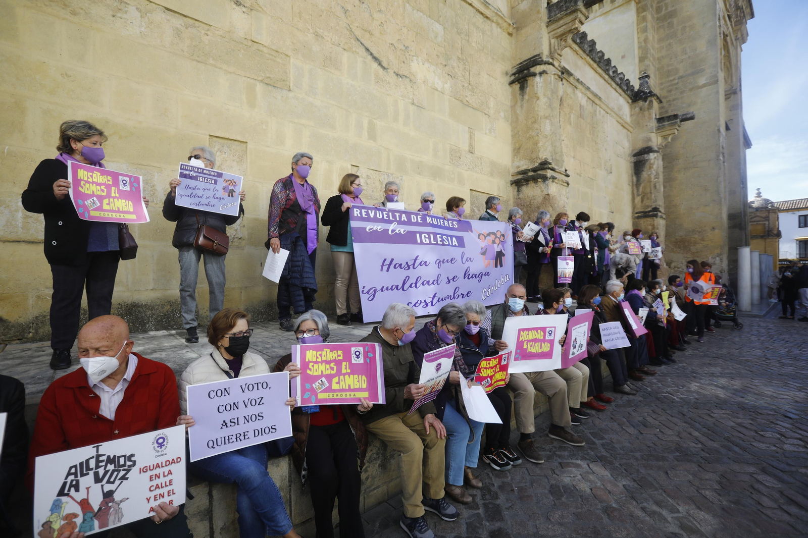 La Revuelta de Mujeres en la Iglesia de Córdoba se manifiestan para "tener voz y voto"