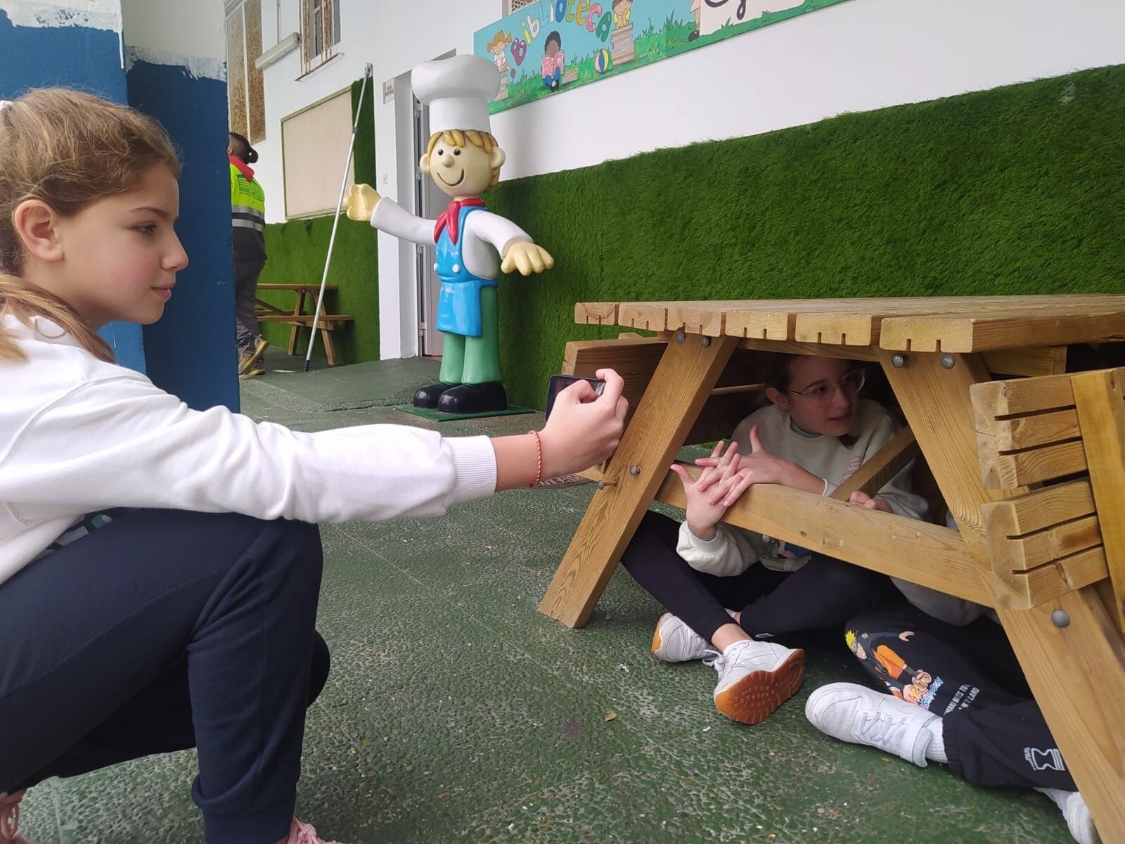 Alumnado del Reyes Católicos grabando su propio corto