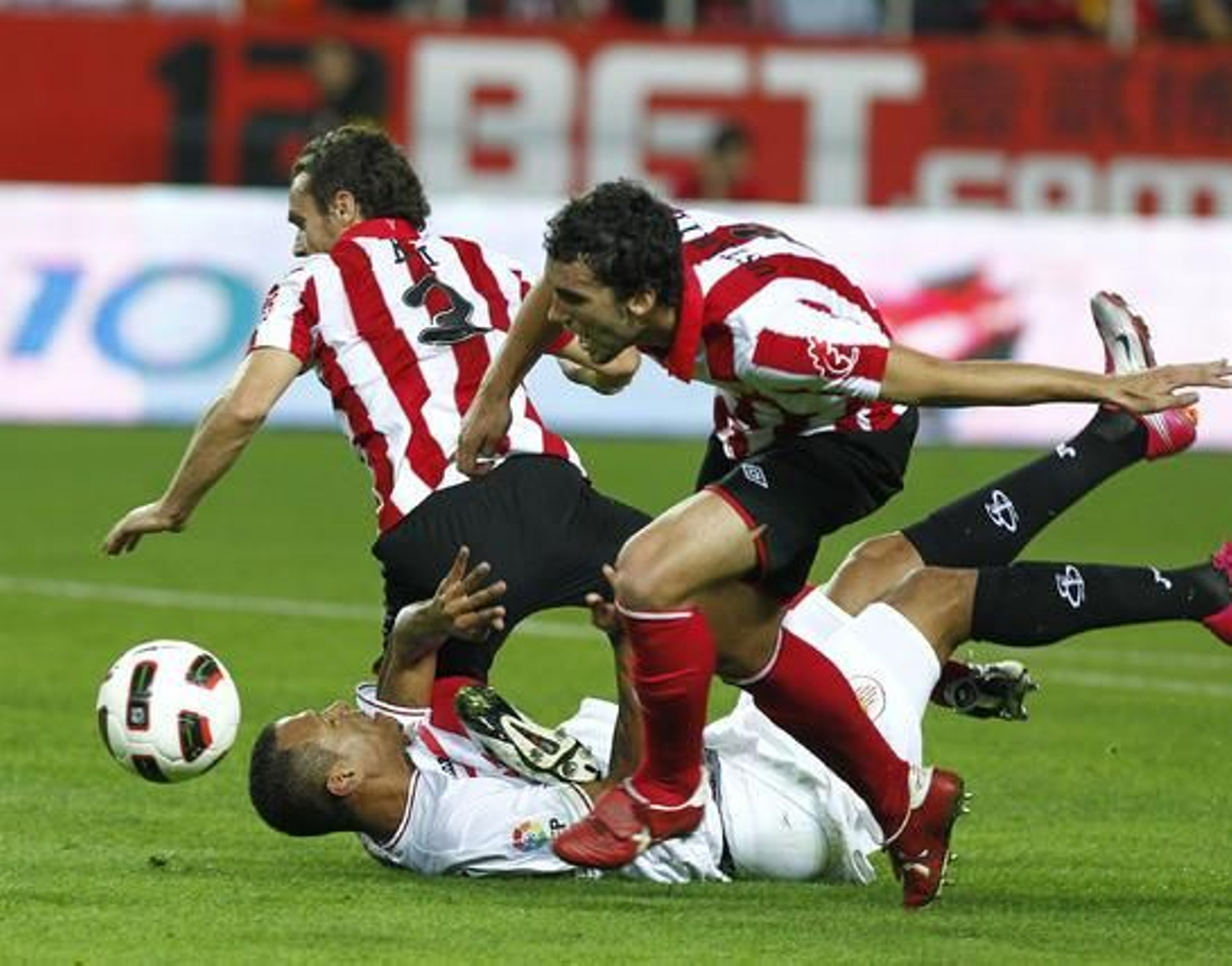 El Sevilla vence 4-3 al Athletic de Bilbao en el Sánchez Pizjuán con dos goles de Luis Fabiano y dos de Kanoute de penalti. / Antonio Pizarro