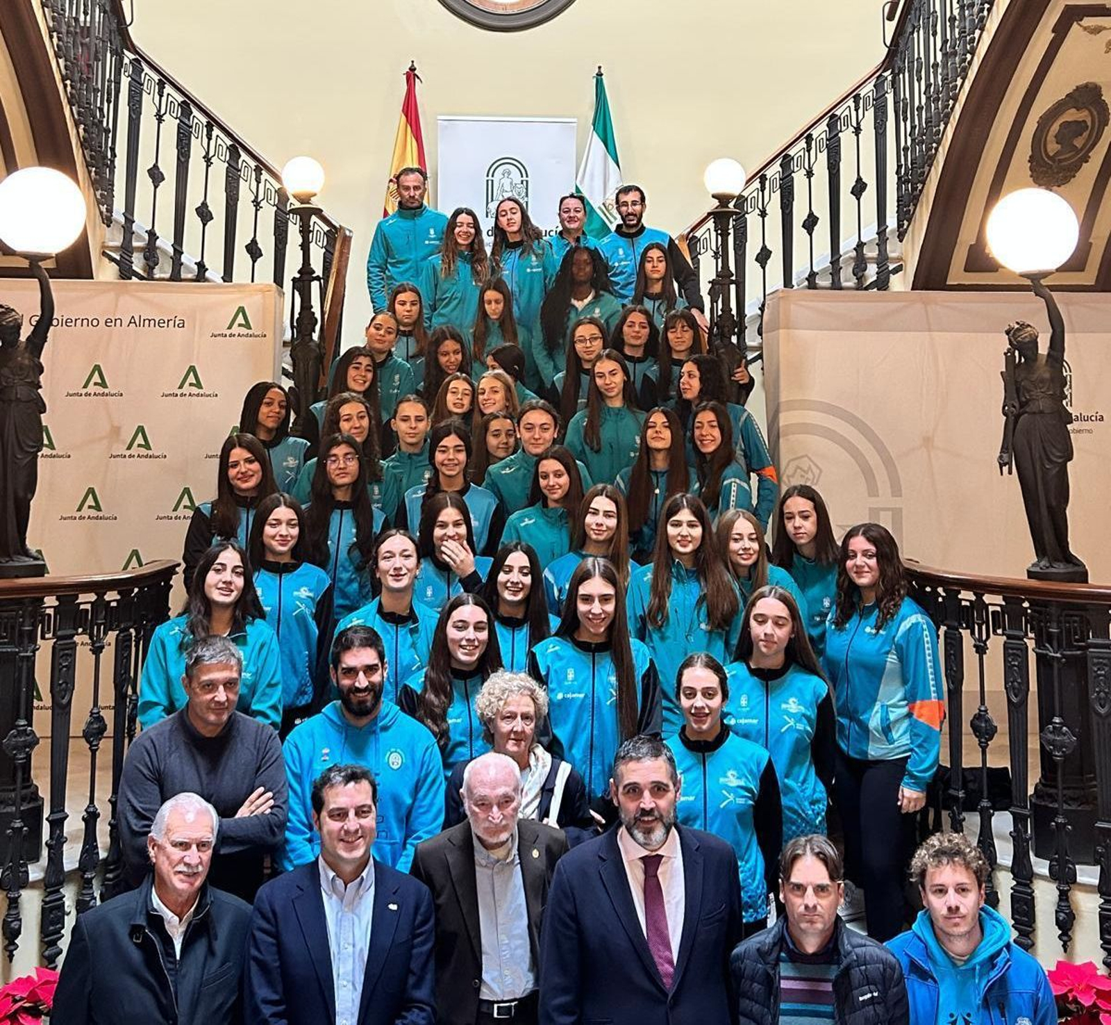 Foto grupal con varias de las jugadoras que participarán en la competición al término de la presentación del torneo.