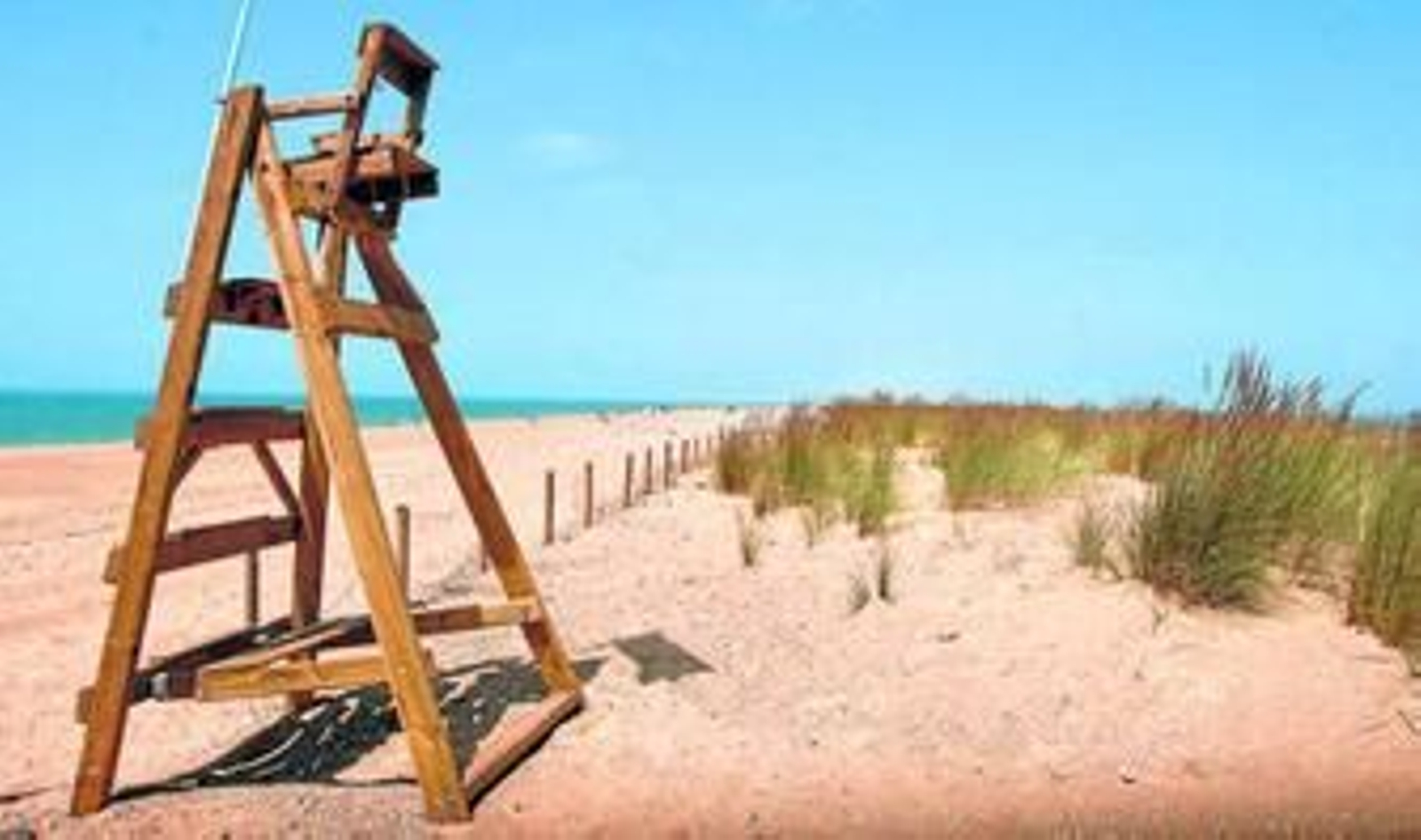 Un puesto de vigilante en una de las playas del litoral onubense, la del Espigón en Huelva.