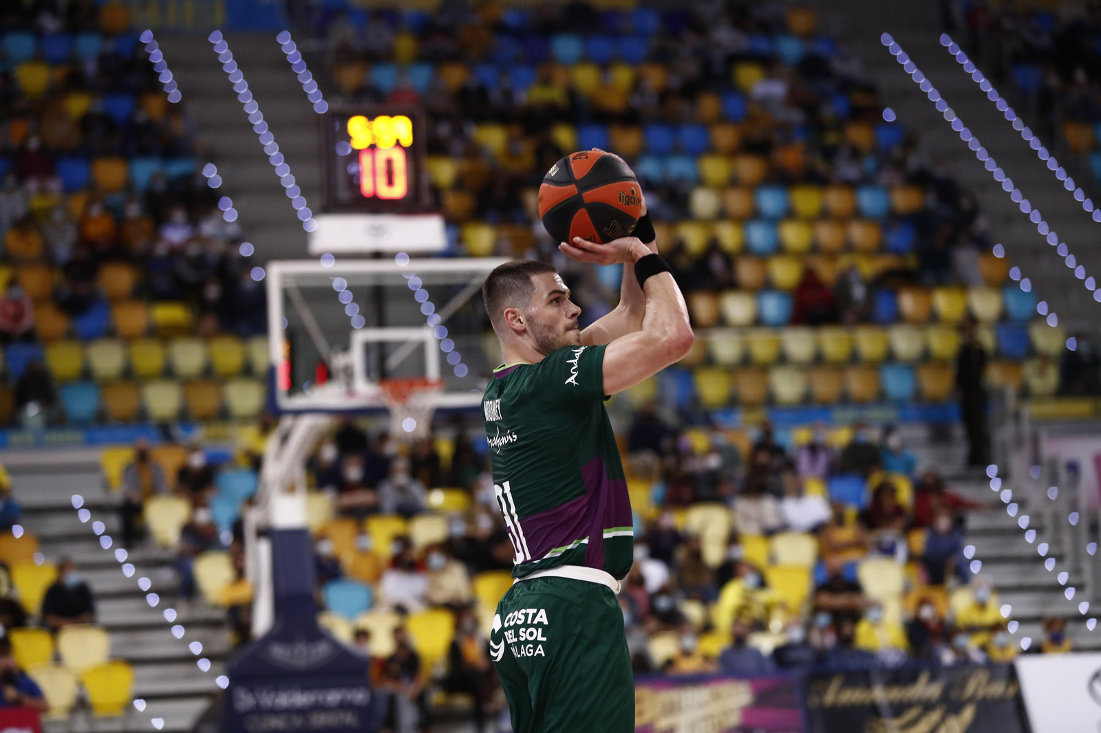 Matt Mooney tira a canasta en el Gran Canaria Arena.