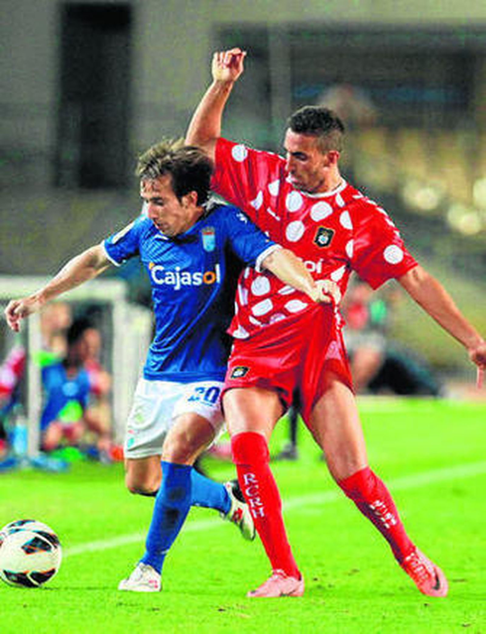 1. Como suele ser habitual en los desplazamientos a Jerez de la Frontera, en la grada de Chapín se dieron cita aficionados del Recre. Un centenar de seguidores albiazules animaron a su equipo. 2. Primera formación del Recre en la temporada. No salieron bien las cosas. 3. Montoro, muy batallador, pugna con un ex del Recre, ahora en las filas azulina, Raúl Cámara, que salió mediado el primer tiempo para reemplazar al lesionado Ruz. 4. En el tramo final del primer tiempo las asistencias tuvieron trabajo. 5. José Mari, tras marcar el primer gol del Xerez.