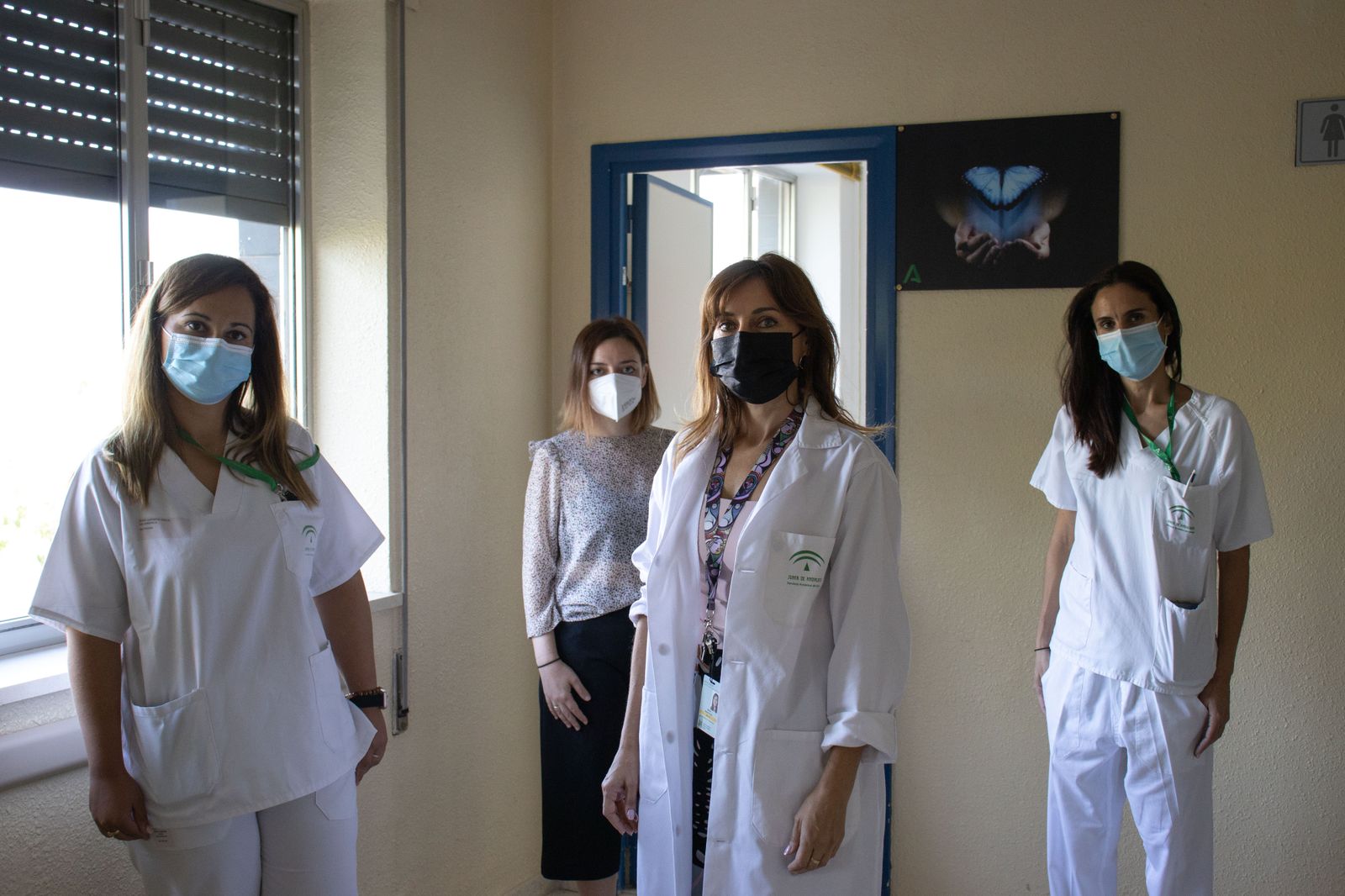 Matronas junto a la psicóloga ante la sala  en la que se atiende  a las familias